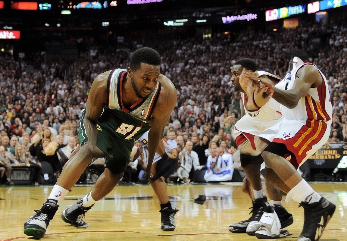 2013年NBA季后赛：热火VS雄鹿激战正酣，詹姆斯韦德携手夺冠之路(图1)