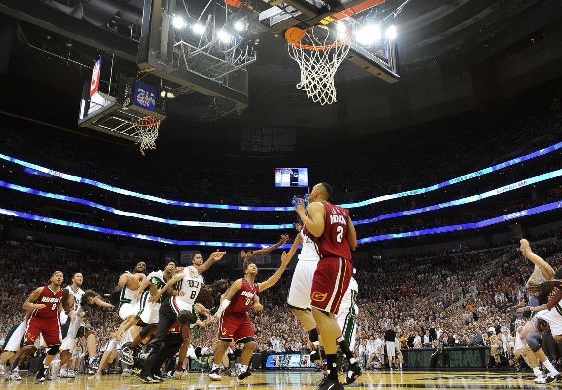 2013年NBA季后赛：热火VS雄鹿激战正酣，詹姆斯韦德携手夺冠之路(图2)